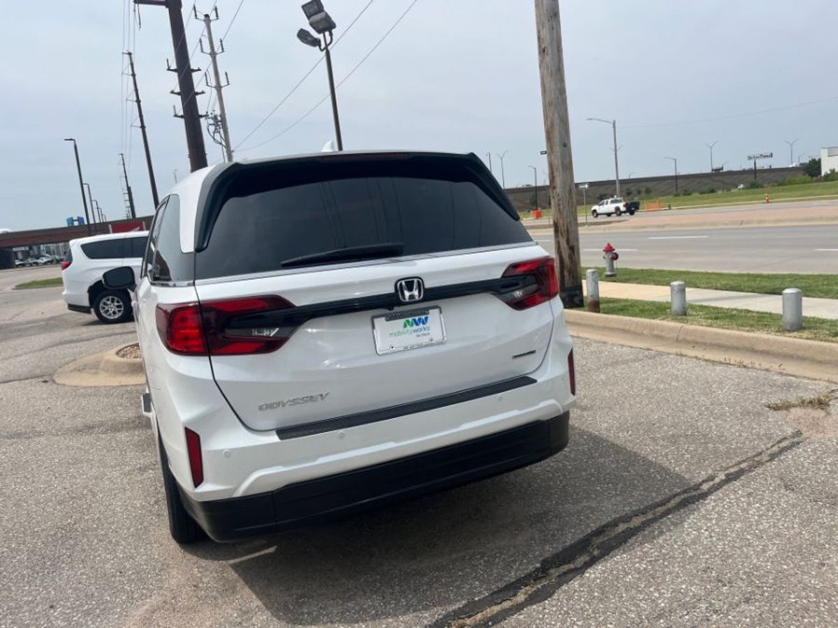White Honda Odyssey image number 4