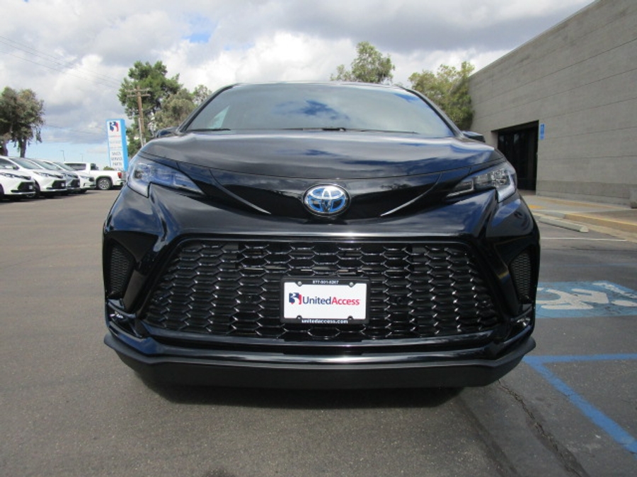 New 2025 Toyota Sienna Hybrid XSE Sport - BraunAbility Side Entry Entry In Floor Automatic Ramp