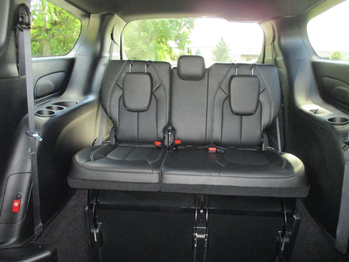 Grey Chrysler Pacifica image number 10