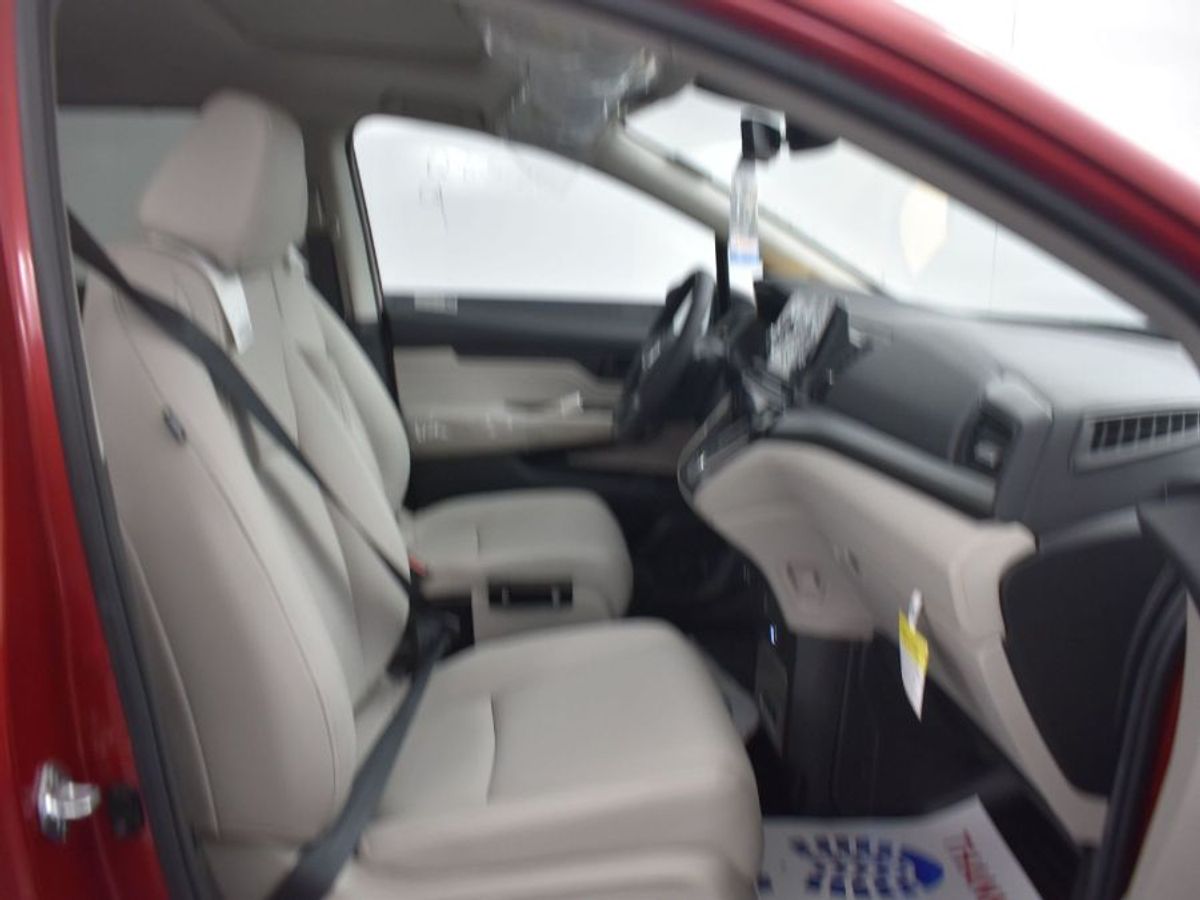 Red Honda Odyssey image number 8