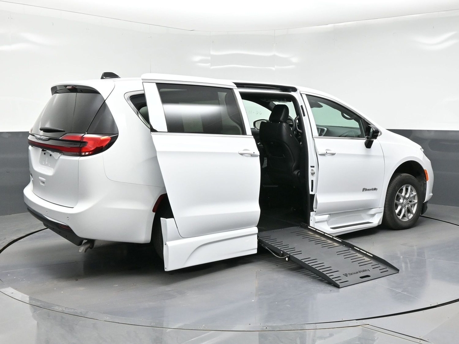 White Chrysler Pacifica image number 4