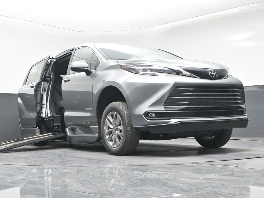 New 2026 Toyota Sienna Hybrid XLE Add - BraunAbility Side Entry Entry Fold Out Automatic Ramp