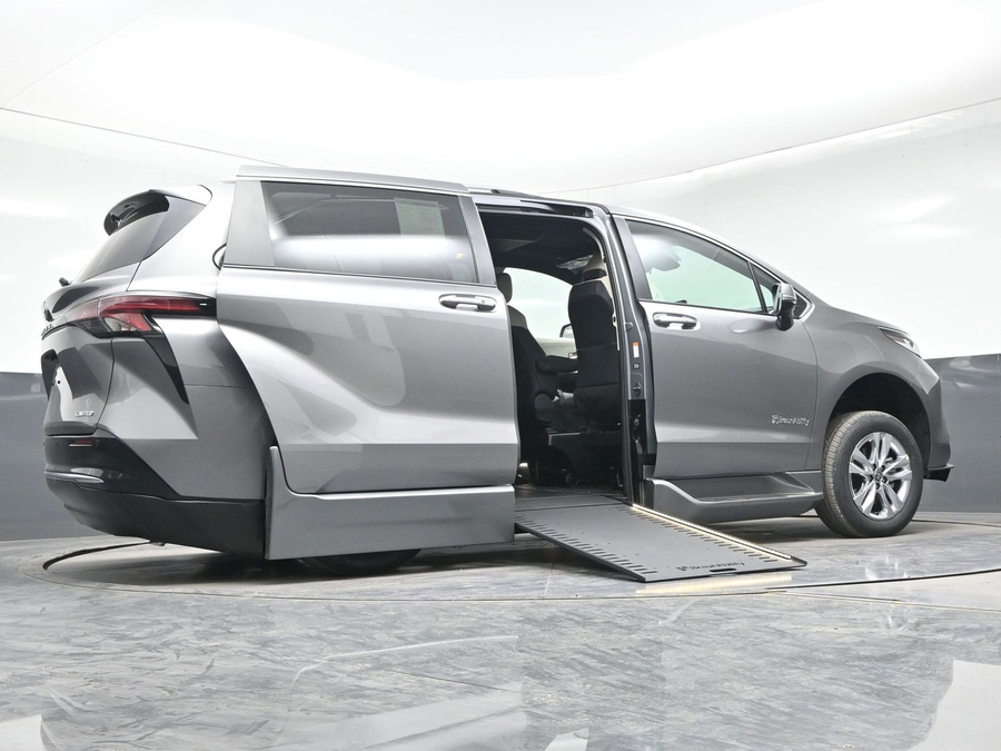 New 2026 Toyota Sienna Hybrid Limited - BraunAbility Side Entry Entry In Floor Automatic Ramp