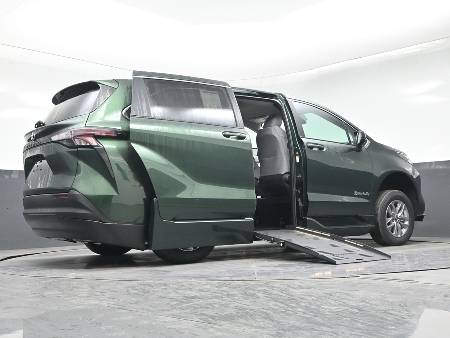 New 2026 Toyota Sienna Hybrid LE - BraunAbility Side Entry Fold Out Automatic Ramp