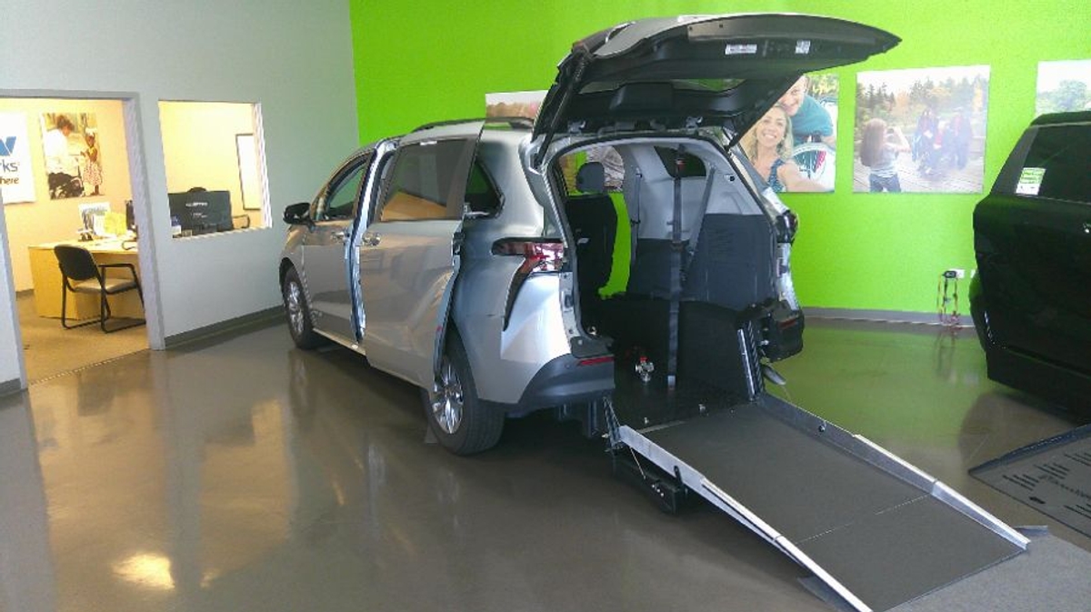 2024 TOYOTA SIENNA - Image 1