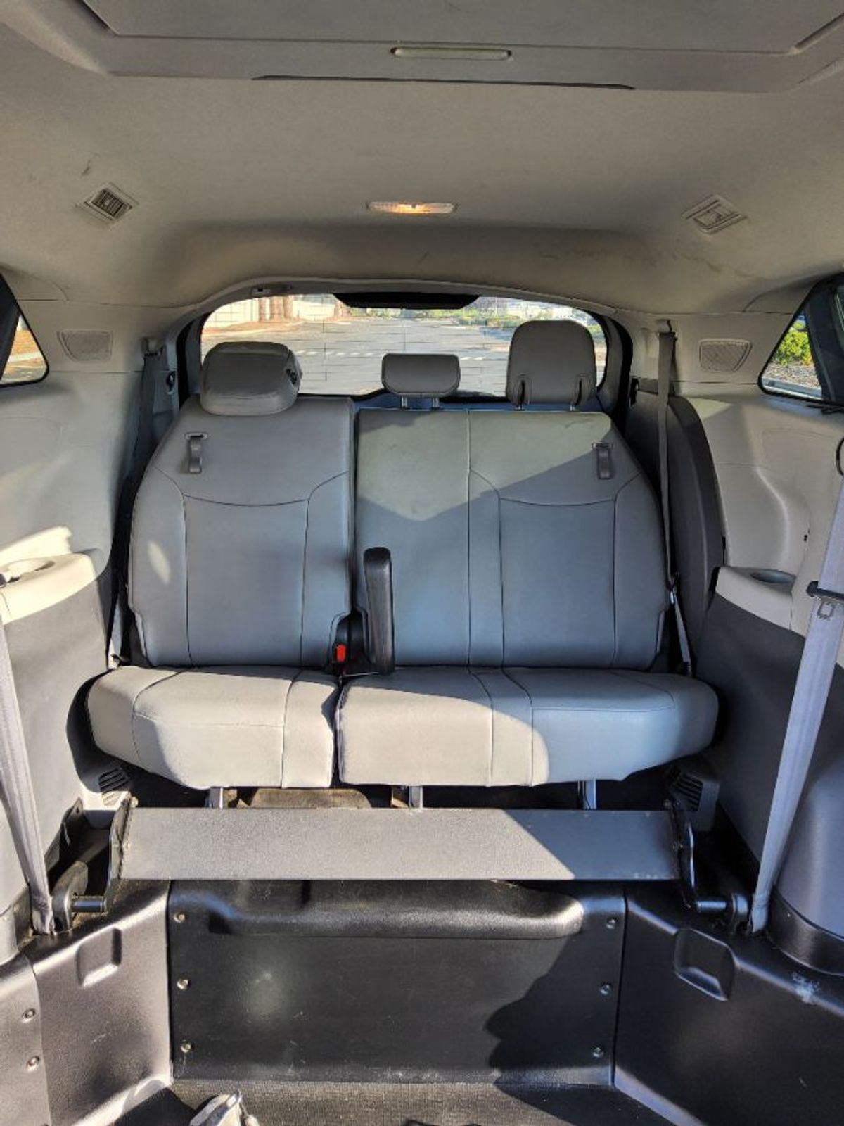 Grey Toyota Sienna image number 14