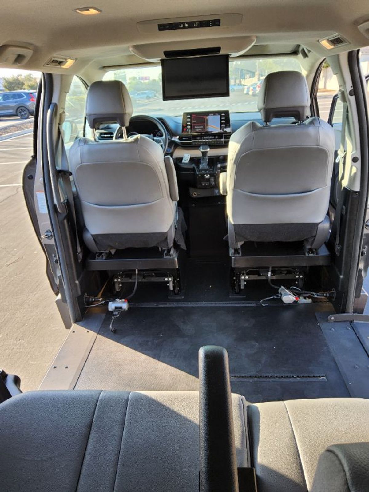 Grey Toyota Sienna image number 17