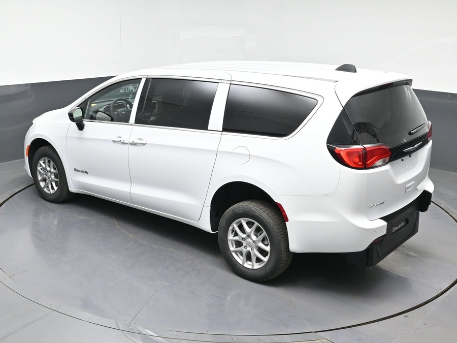 White Chrysler Voyager image number 23