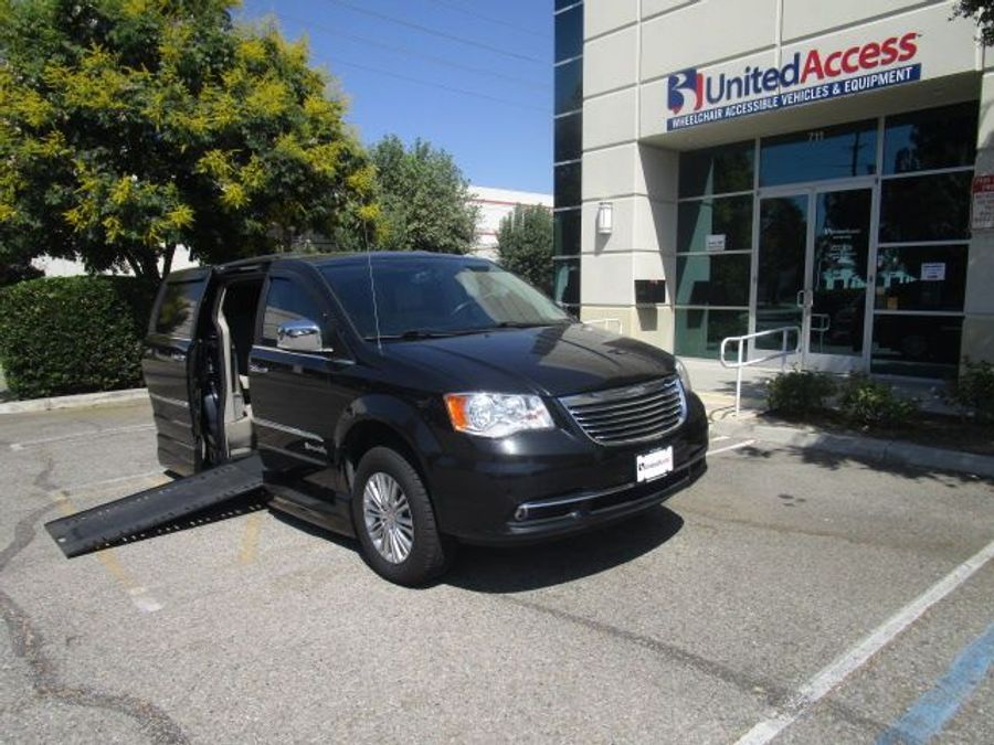 Used 2015 Chrysler Town and Country Touring-L - BraunAbility Side Entry Entry In Floor Automatic Ramp
