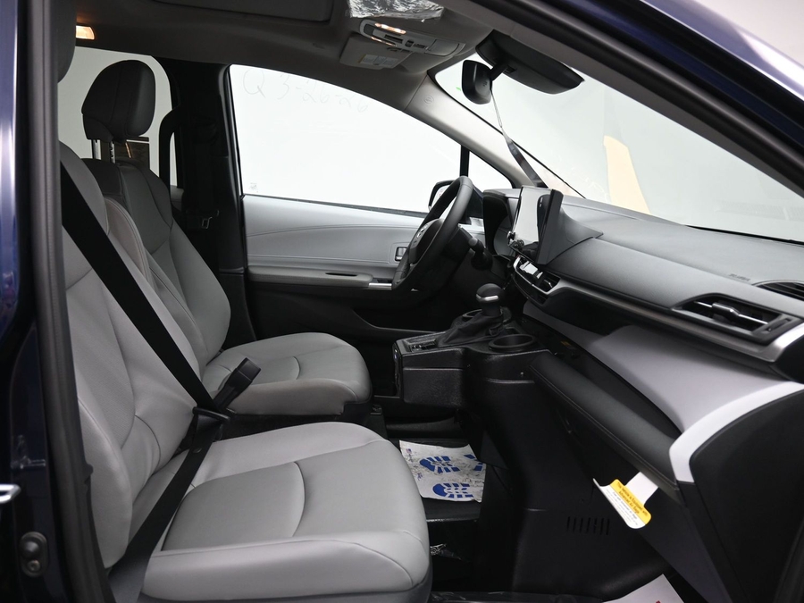 Blue Toyota Sienna image number 8