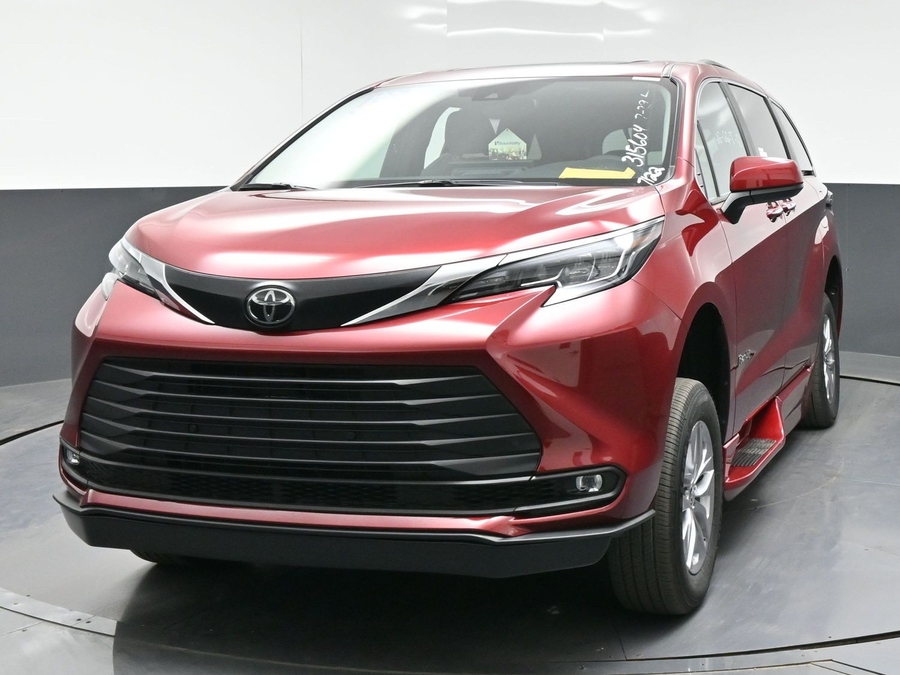 New 2026 Toyota Sienna Hybrid XLE Base - BraunAbility Side Entry In Floor Automatic Ramp