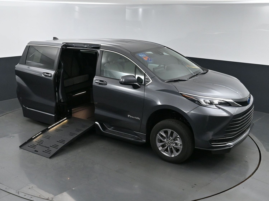 New 2025 Toyota Sienna Hybrid LE - BraunAbility Side Entry Entry Fold Out Automatic Ramp