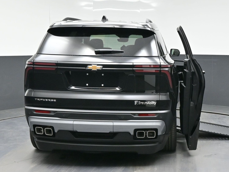 Black Chevrolet Traverse image number 5