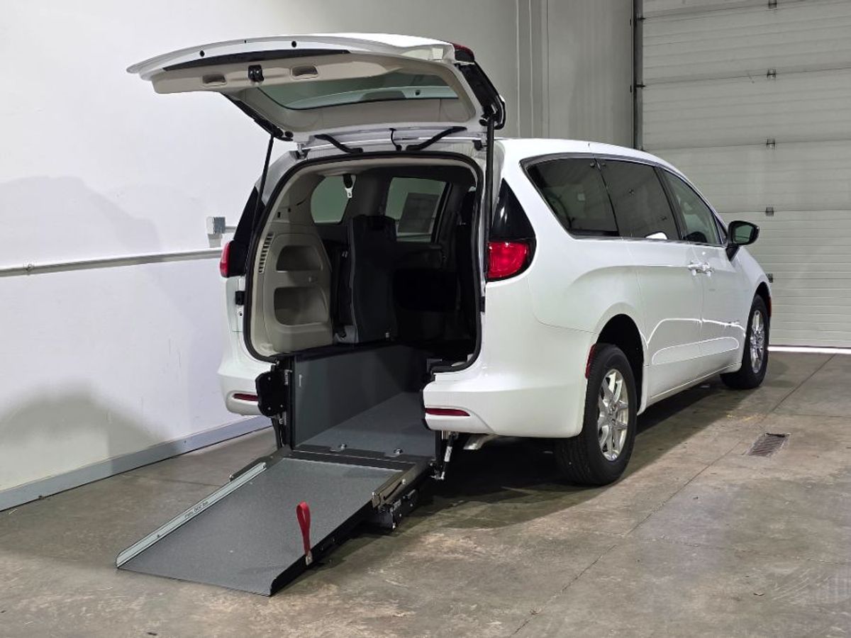 White Chrysler Voyager image number 11