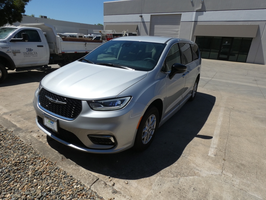 Silver Chrysler Pacifica image number 15