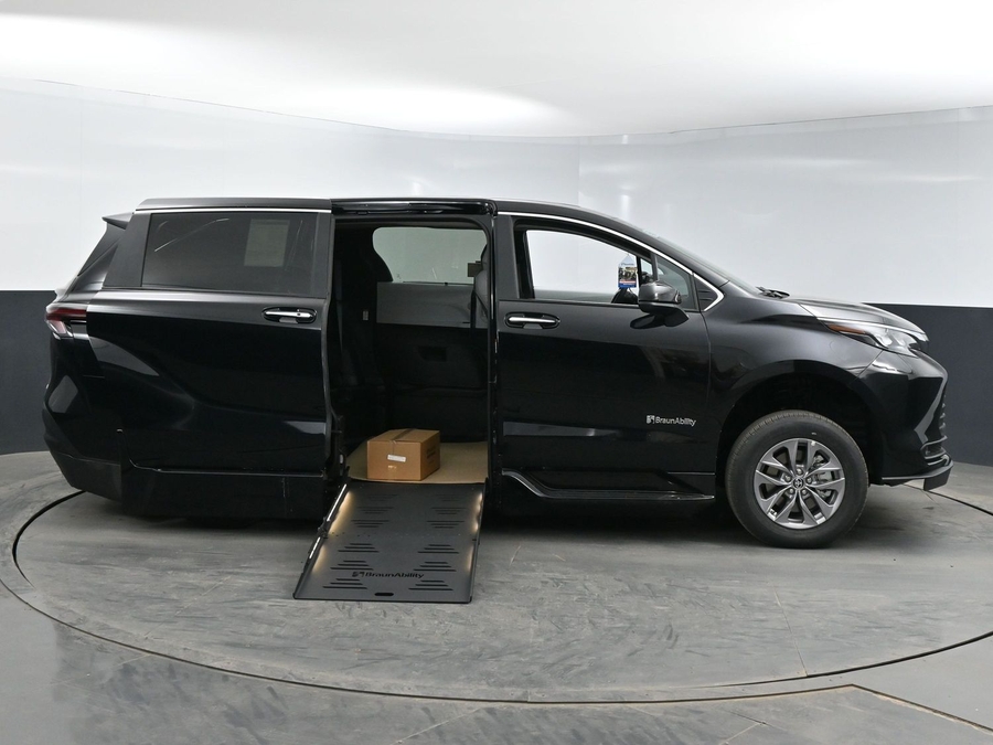 New 2025 Toyota Sienna Hybrid XLE Base - BraunAbility Side Entry Entry Fold Out Automatic Ramp