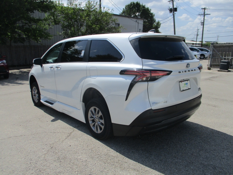 White Toyota Sienna image number 6