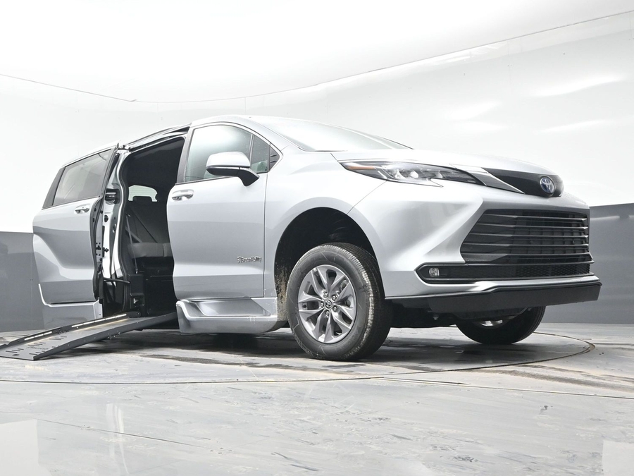New 2025 Toyota Sienna Hybrid XLE PLUS - BraunAbility Side Entry Entry Fold Out Automatic Ramp