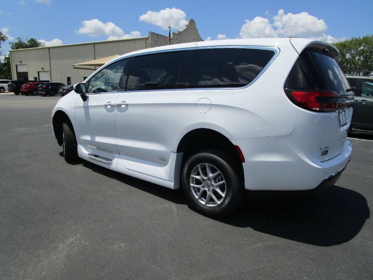 2023 CHRYSLER PACIFICA - Image 5