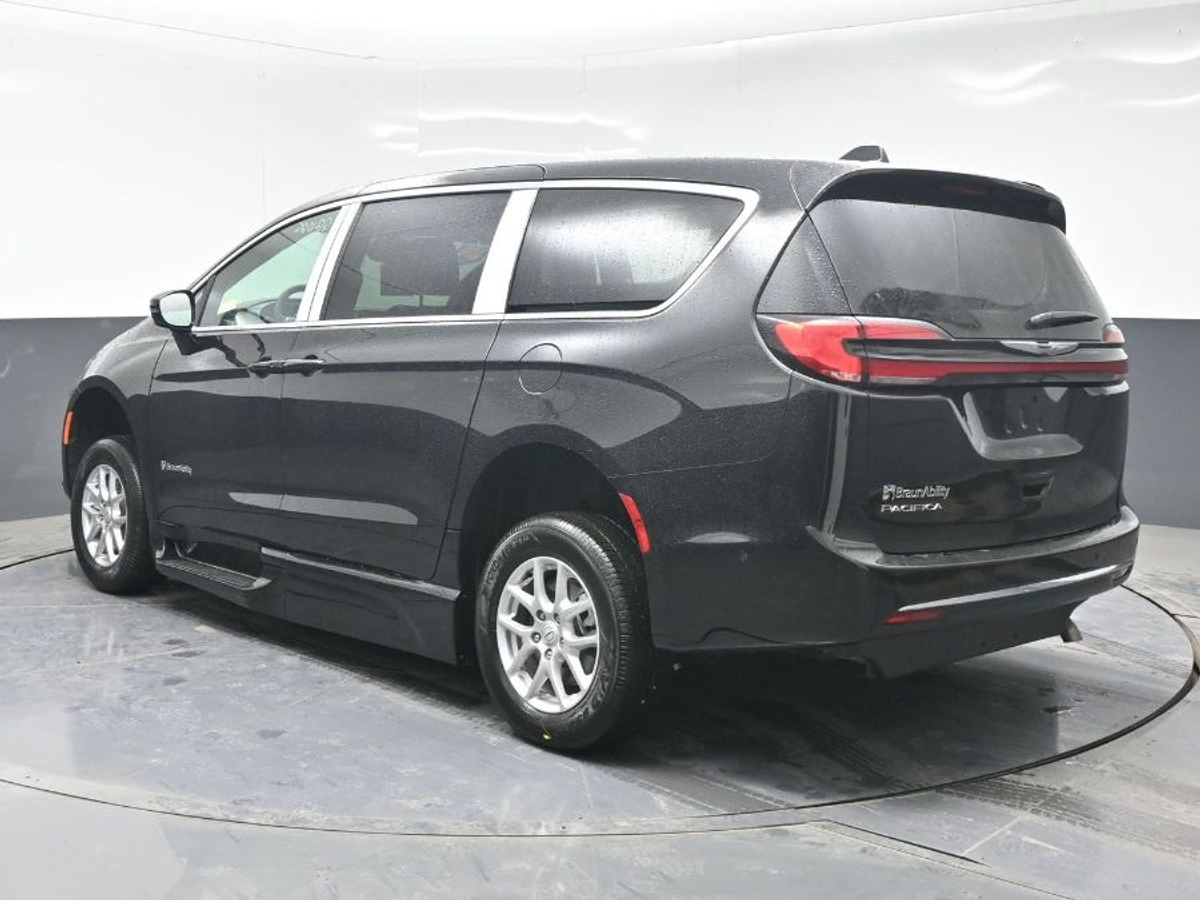 Black Chrysler Pacifica image number 2