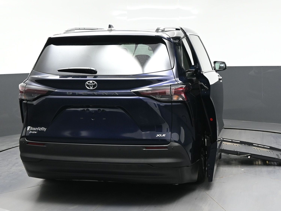 New 2026 Toyota Sienna Hybrid XLE Base - BraunAbility Side Entry Fold Out Automatic Ramp