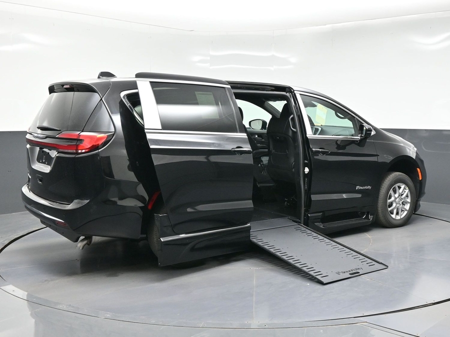 Black Chrysler Pacifica image number 6