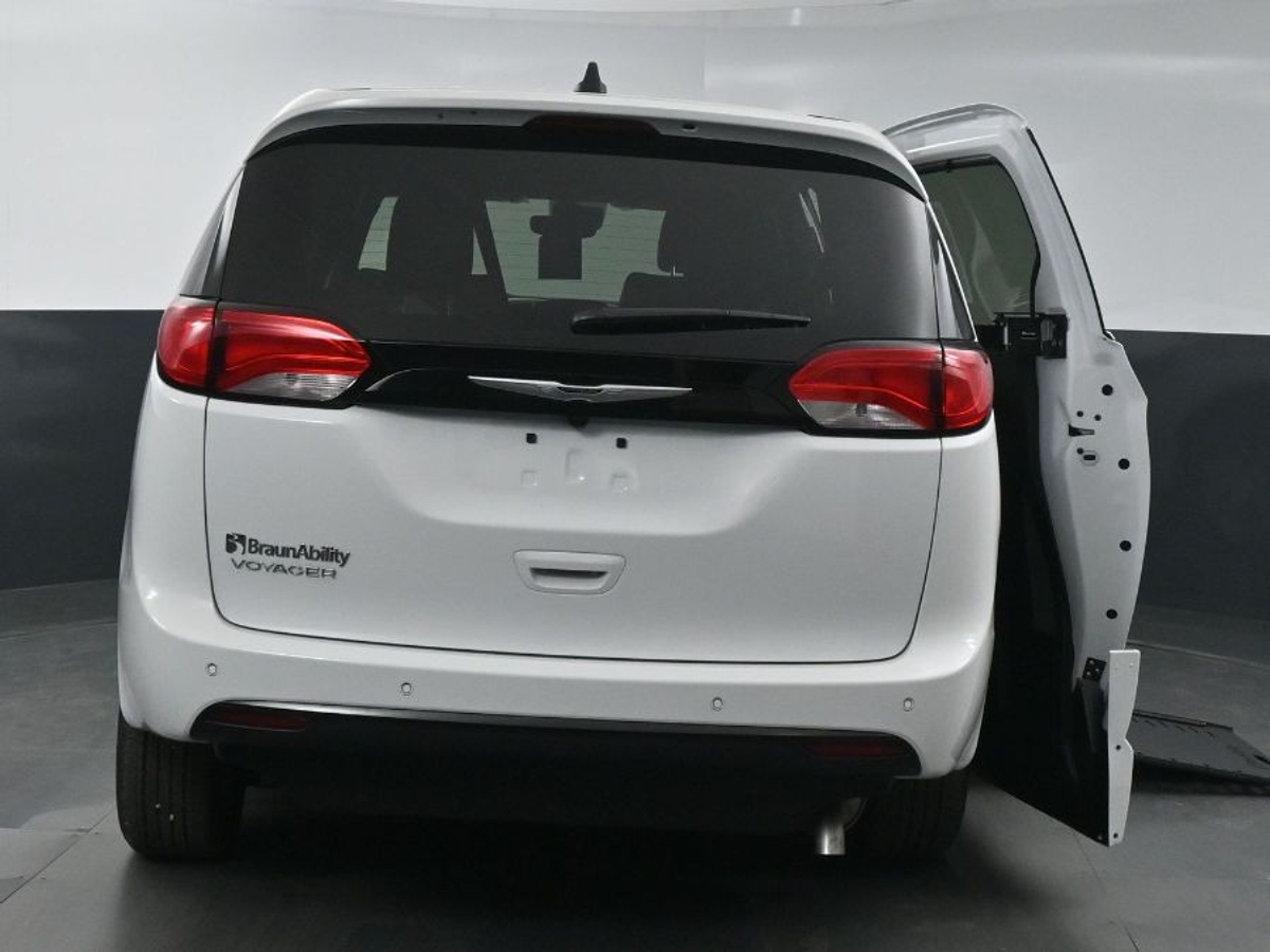 White Chrysler Voyager image number 6