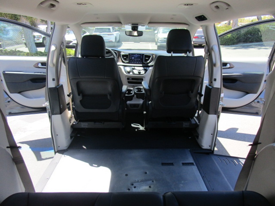 Used 2018 Chrysler Pacifica Touring L - BraunAbility Side Entry In Floor Automatic Ramp