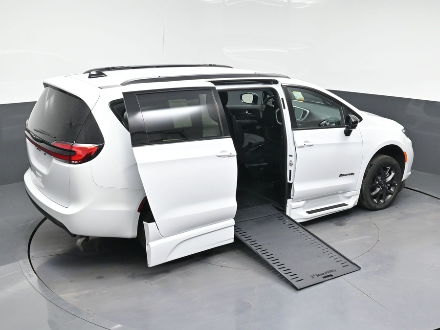 White Chrysler Pacifica image number 22