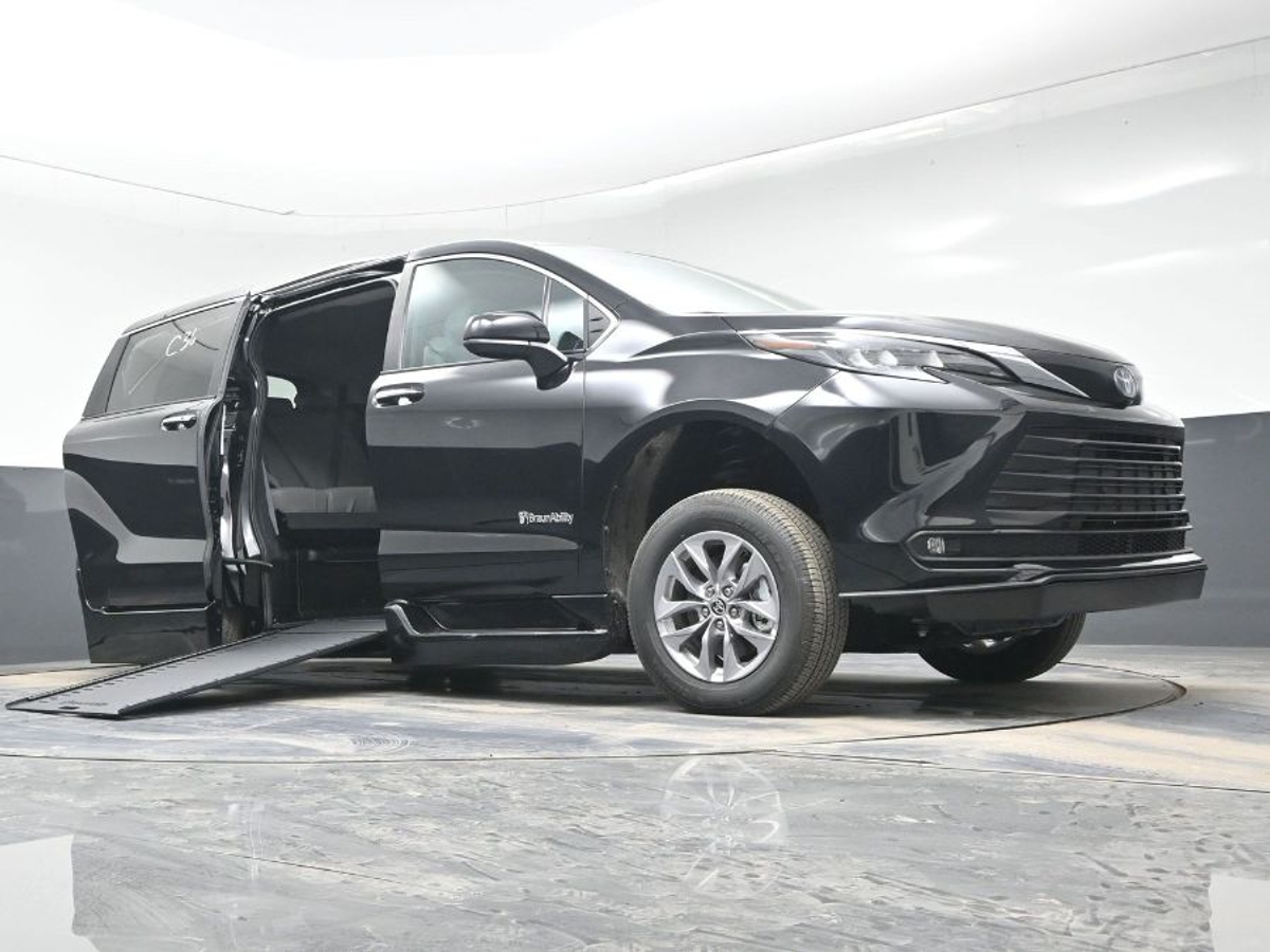 Black Toyota Sienna image number 18