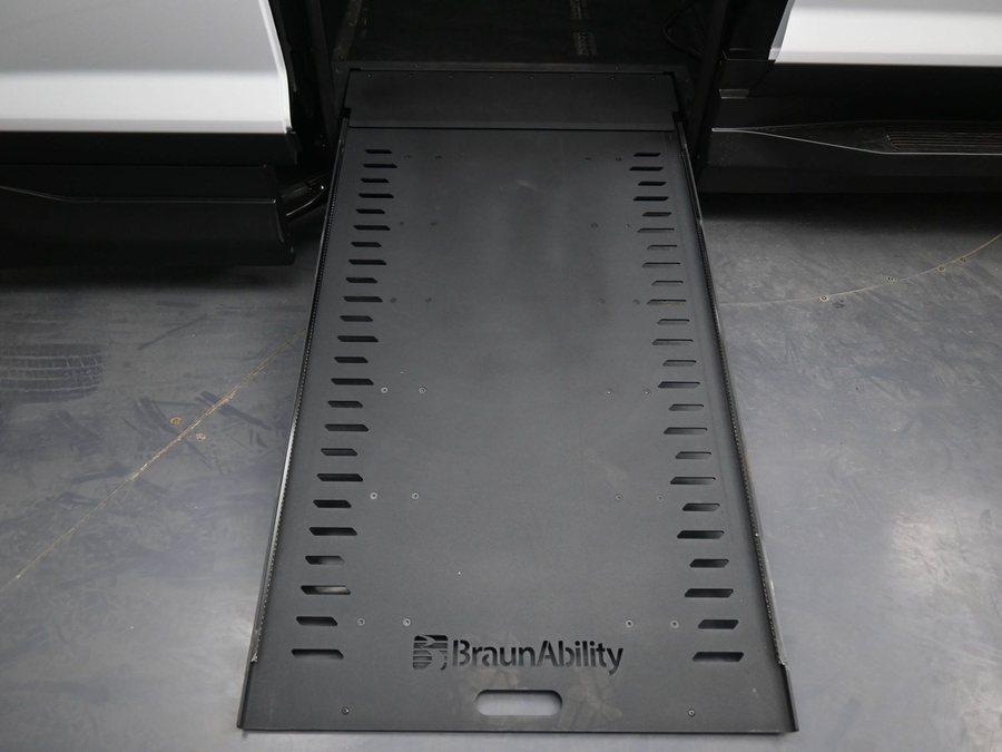 New 2026 Chevrolet Traverse 1LT Midnight - BraunAbility Side Entry In Floor Automatic Ramp