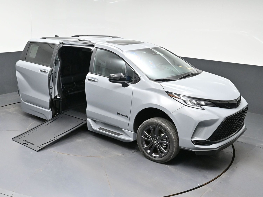 New 2026 Toyota Sienna Hybrid XSE Sport - BraunAbility Side Entry In Floor Automatic Ramp