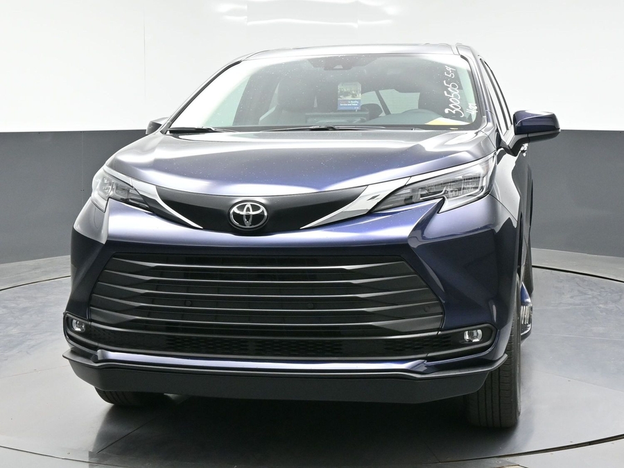 New 2026 Toyota Sienna Hybrid XLE Base - BraunAbility Side Entry Entry Fold Out Automatic Ramp