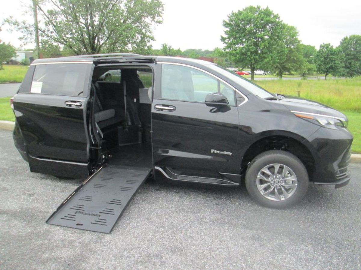 Black Toyota Sienna image number 1