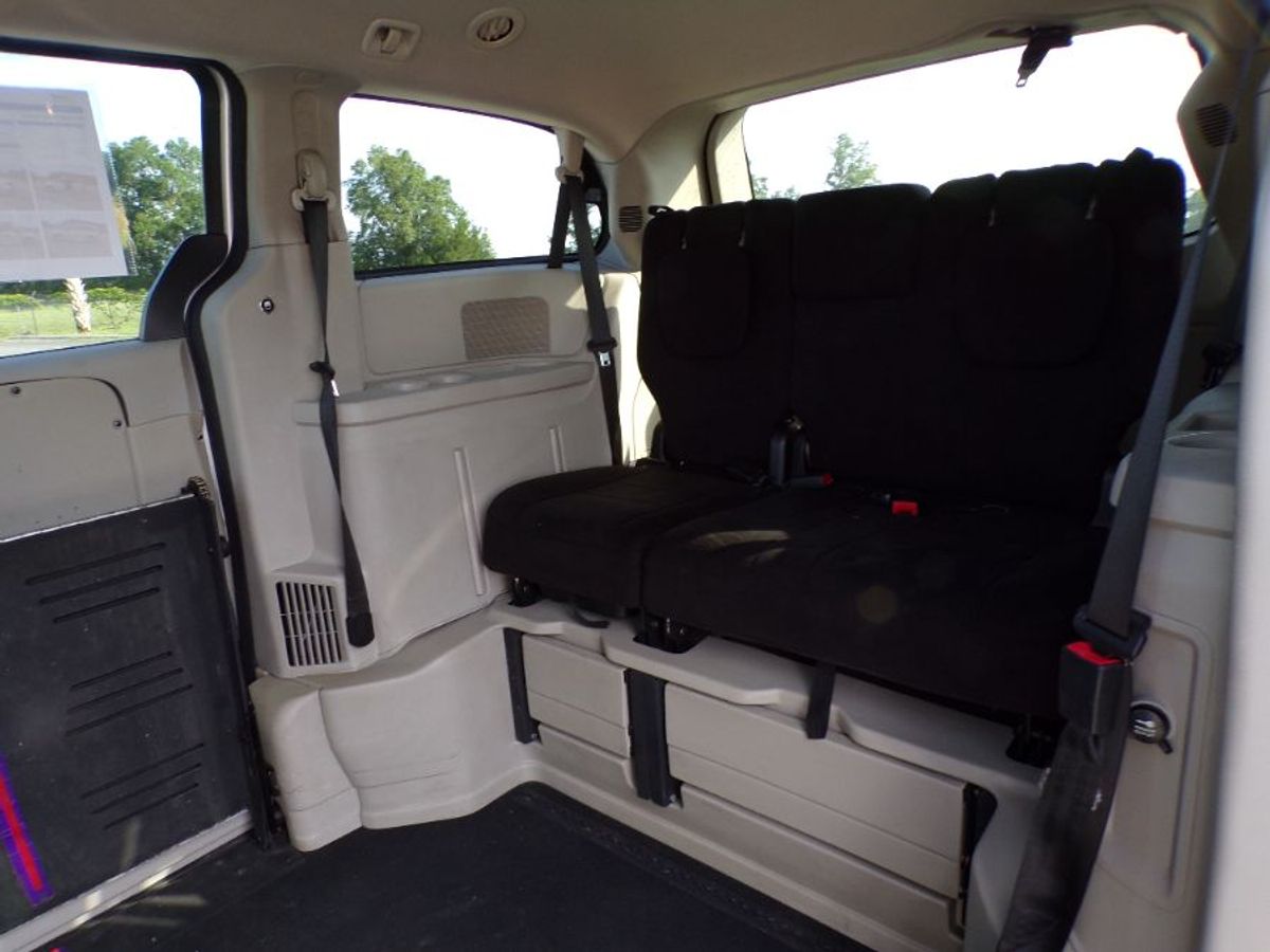 Silver Dodge Grand Caravan image number 14
