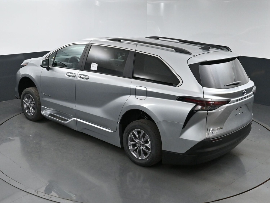 New 2025 Toyota Sienna Hybrid XLE Plus - BraunAbility Side Entry Entry Fold Out Automatic Ramp