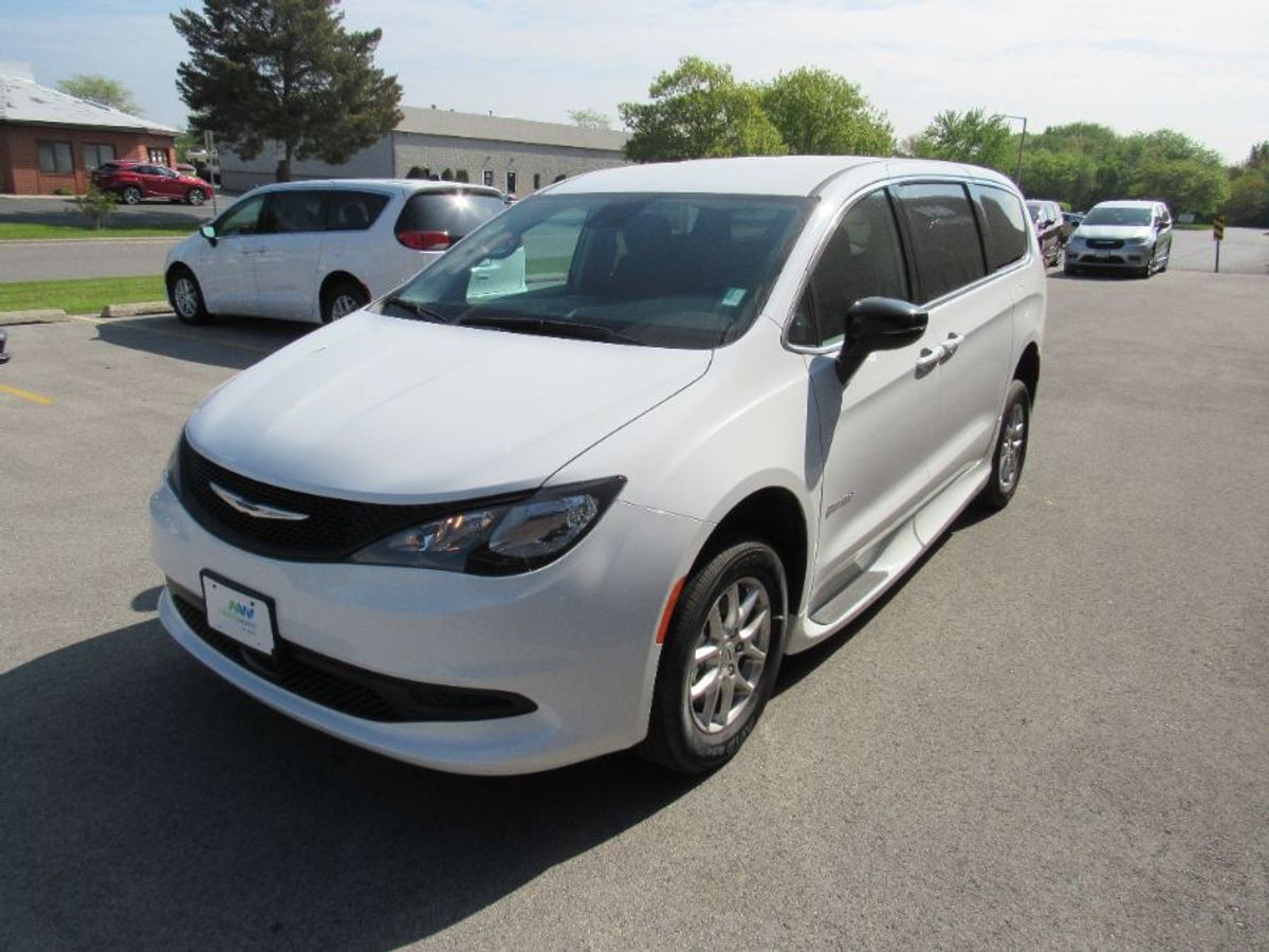 White Chrysler Voyager image number 3