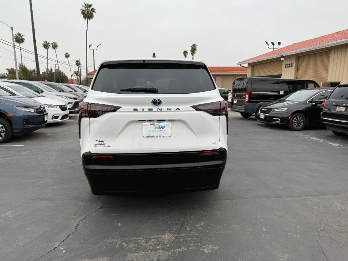 2025 TOYOTA SIENNA - Image 5