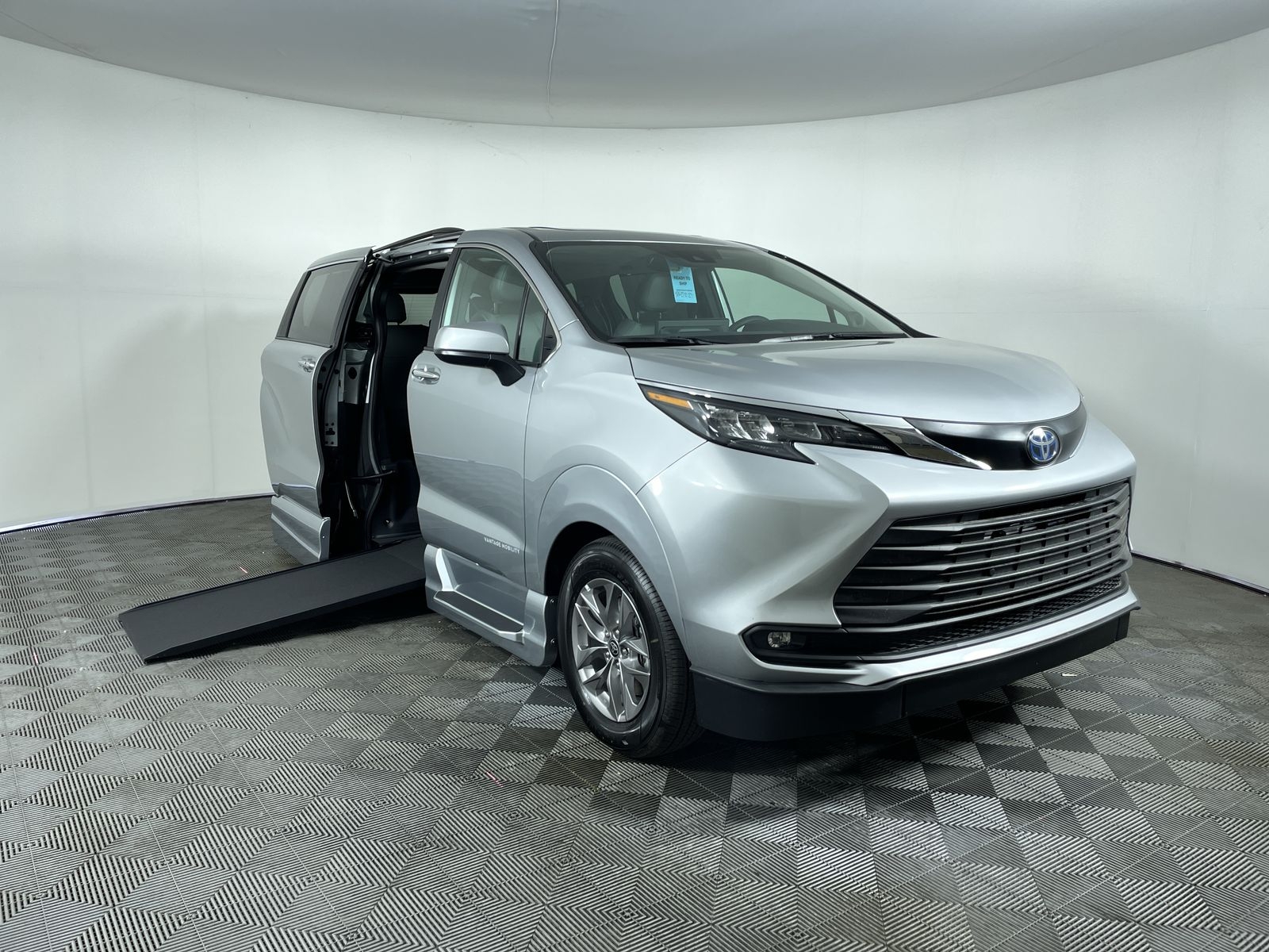 2025 Toyota Sienna FWD XLE Plus