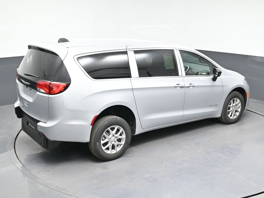 Silver Chrysler Voyager image number 24