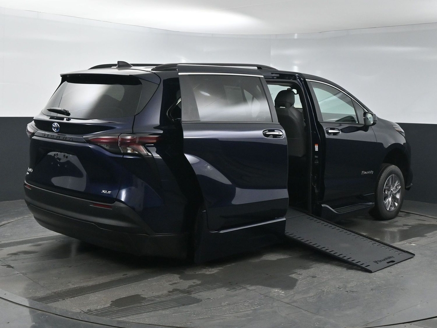 New 2025 Toyota Sienna Hybrid XLE Plus - BraunAbility Side Entry Entry In Floor Automatic Ramp