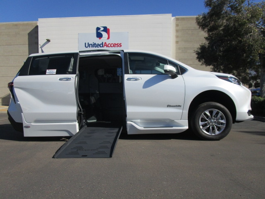 Used 2022 Toyota Sienna Hybrid XLE Base - BraunAbility Side Entry Entry Fold Out Automatic Ramp