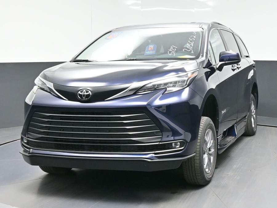 New 2026 Toyota Sienna Hybrid XLE Base - BraunAbility Side Entry Entry Fold Out Automatic Ramp