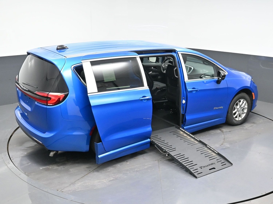 Blue Chrysler Pacifica image number 22