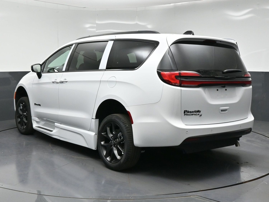 White Chrysler Voyager image number 11