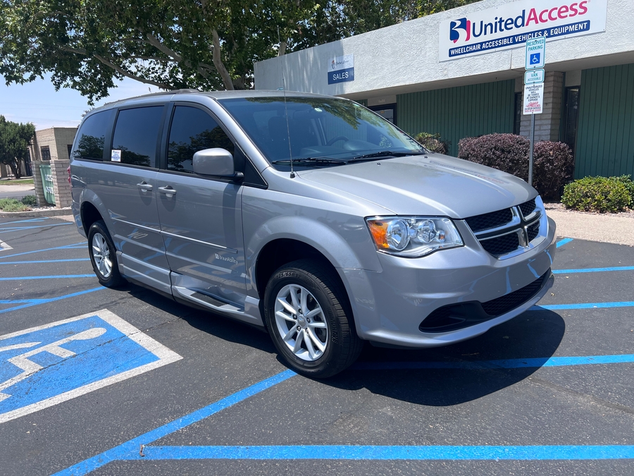 Used 2015 Dodge Grand Caravan SXT - BraunAbility Side Entry Fold Out Automatic Ramp