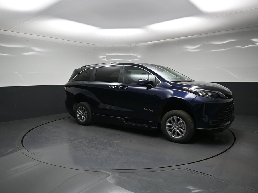 New 2026 Toyota Sienna Hybrid XLE Base - BraunAbility Side Entry In Floor Automatic Ramp