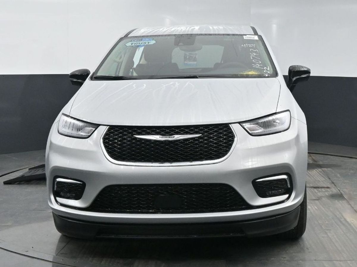 Silver Chrysler Pacifica image number 19