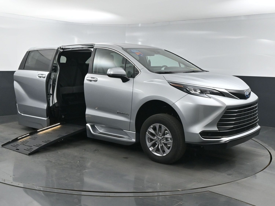 New 2025 Toyota Sienna Hybrid LE - BraunAbility Side Entry Entry Fold Out Automatic Ramp