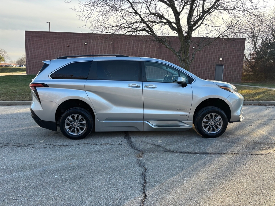 Used 2021 Toyota Sienna Hybrid XLE Base - BraunAbility Side Entry Entry Fold Out Automatic Ramp